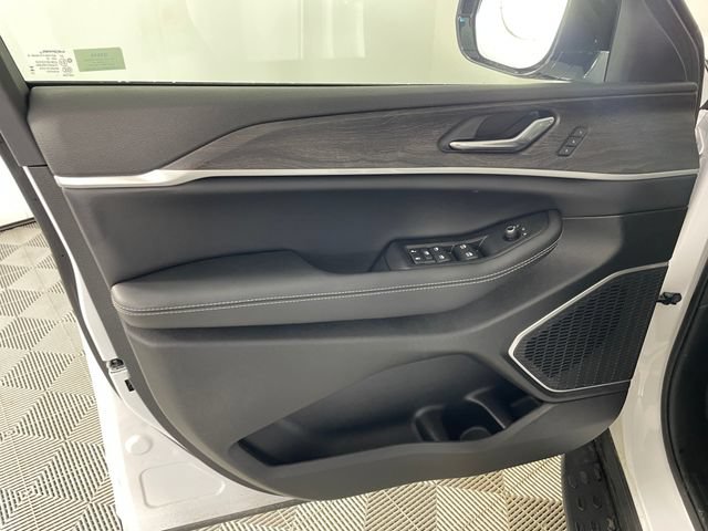 New 2026 Jeep Grand Cherokee Limited w/ Luxury Tech Group II AWD/4WD image 8