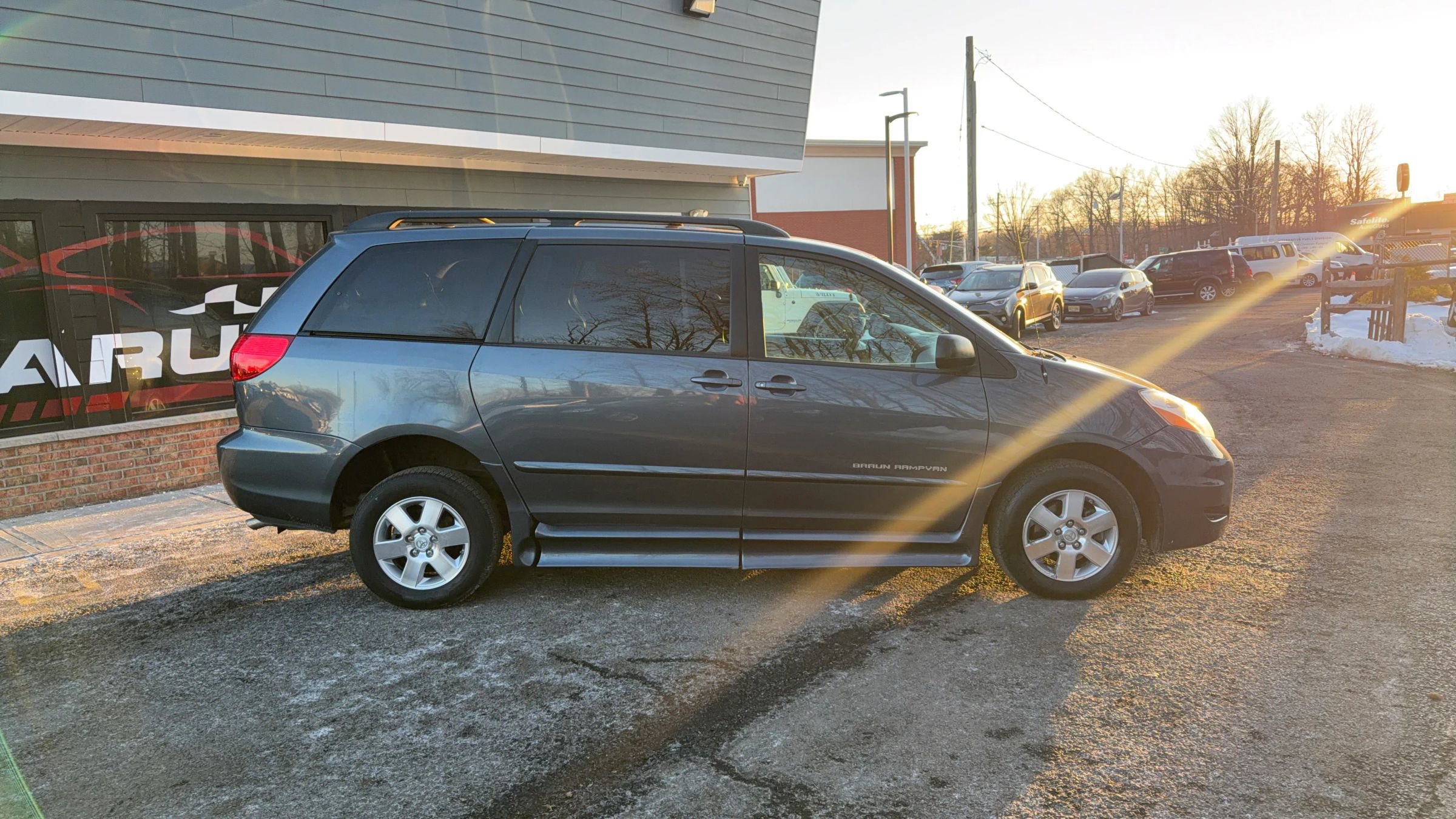 Used 2010 Toyota Sienna LE FWD image 4