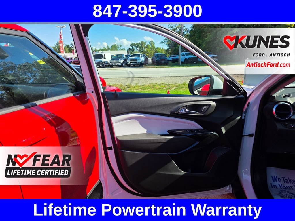 Used 2025 Chevrolet Trax LT FWD image 25