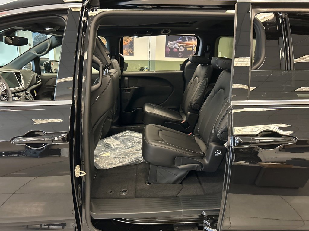 New 2026 Chrysler Pacifica Select image 10