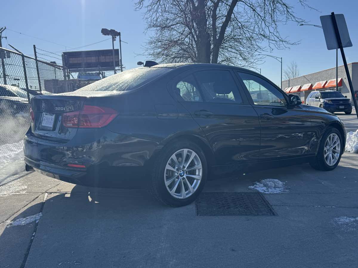 Used 2016 BMW 320i Sedan RWD image 4
