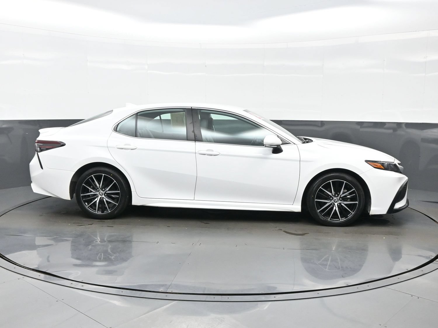 Used 2022 Toyota Camry SE FWD image 7
