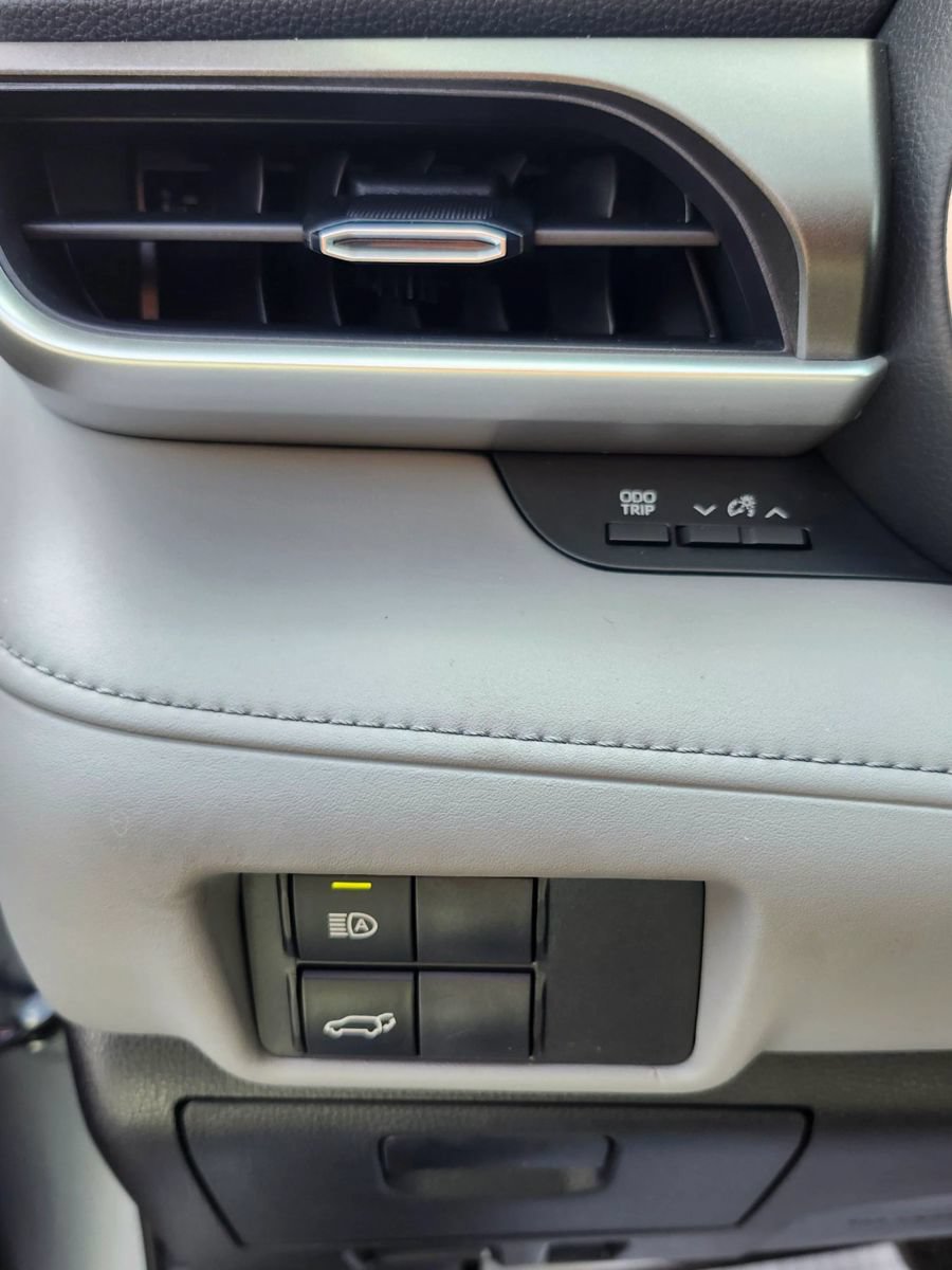 Used 2022 Toyota Highlander XLE AWD/4WD image 40