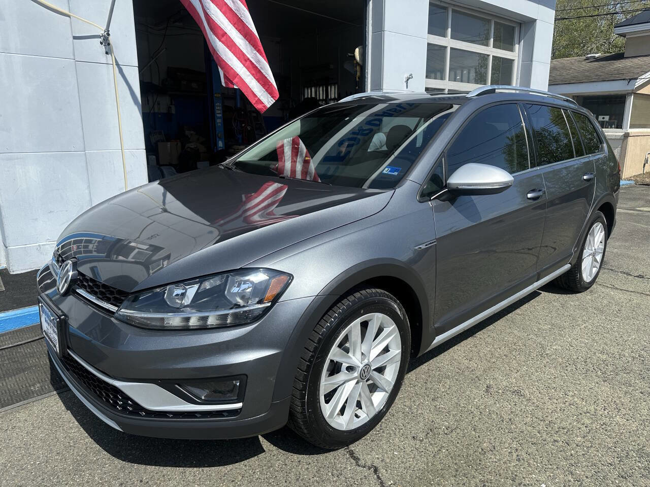 Used 2018 Volkswagen Golf Alltrack SE AWD/4WD image 2
