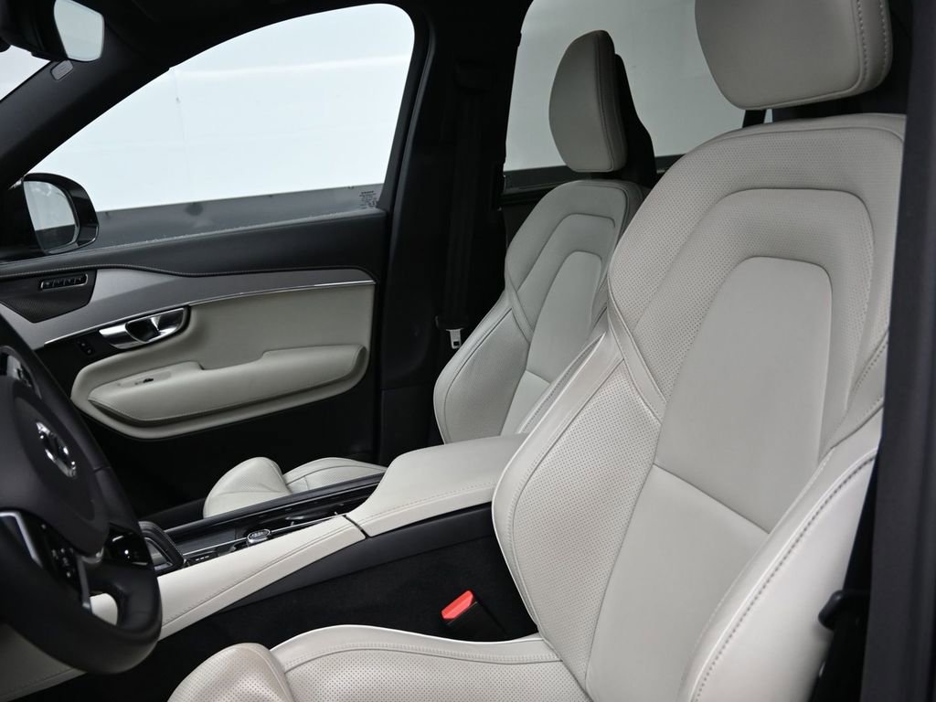 Used 2022 Volvo XC90 T8 R-Design image 9