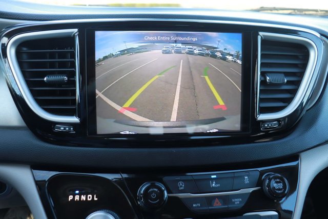 Used 2022 Chrysler Pacifica Touring-L image 26