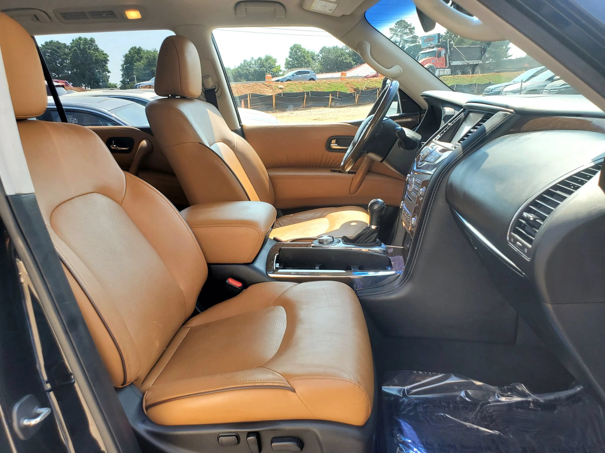 Used 2016 INFINITI QX80 4WD w/ Signature Edition Package image 5