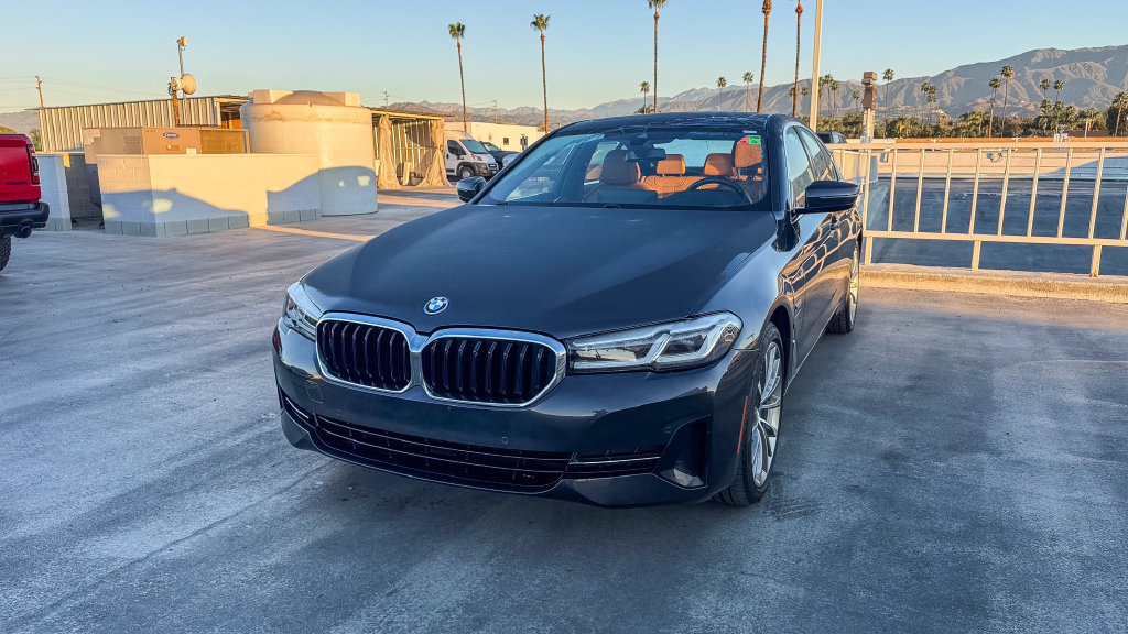 Used 2022 BMW 530e w/ Premium Package RWD image 4