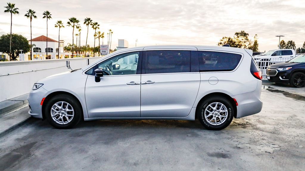 Certified 2024 Chrysler Pacifica Touring-L image 14