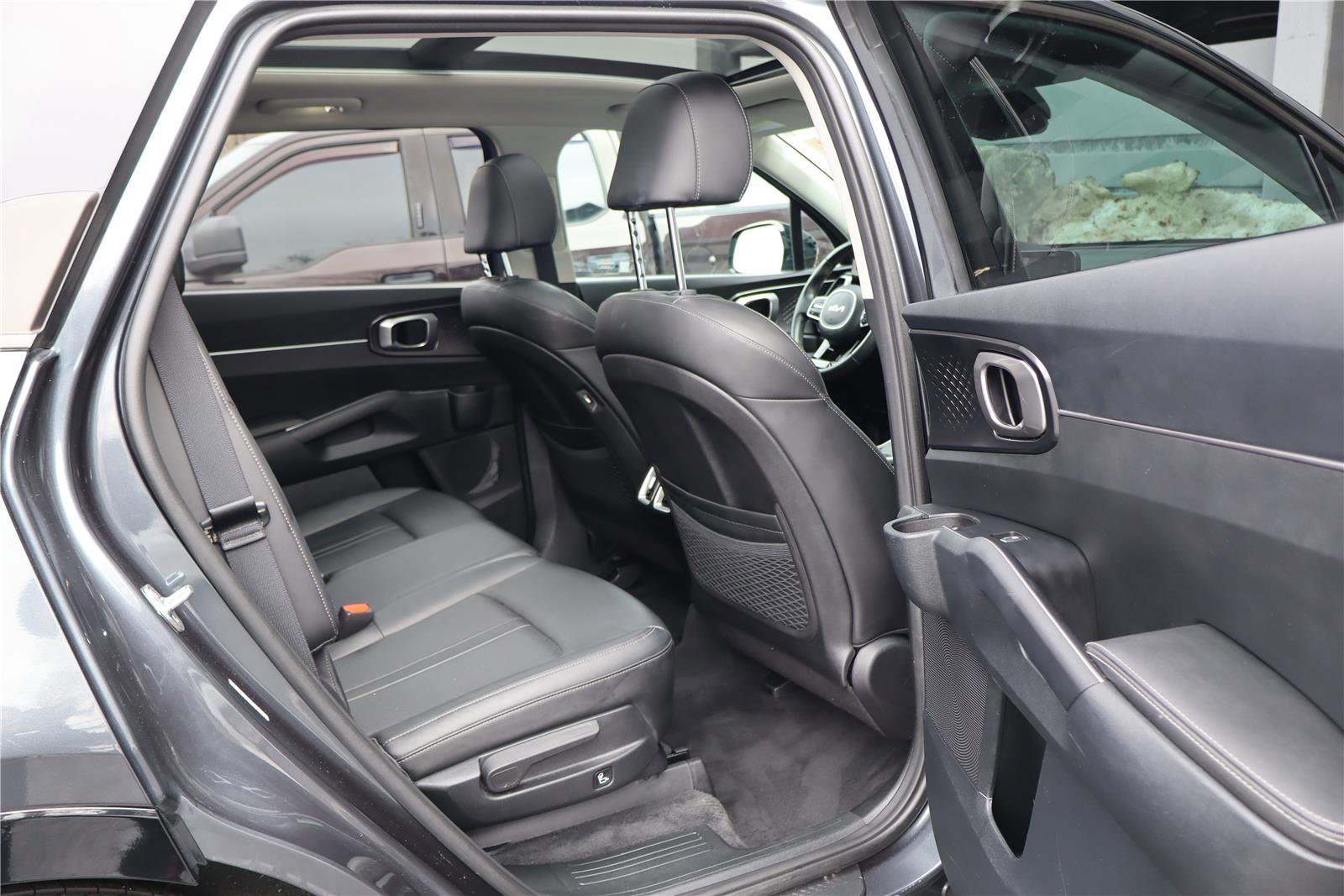 Certified 2022 Kia Sorento S w/ Panoramic Sunroof Package image 28