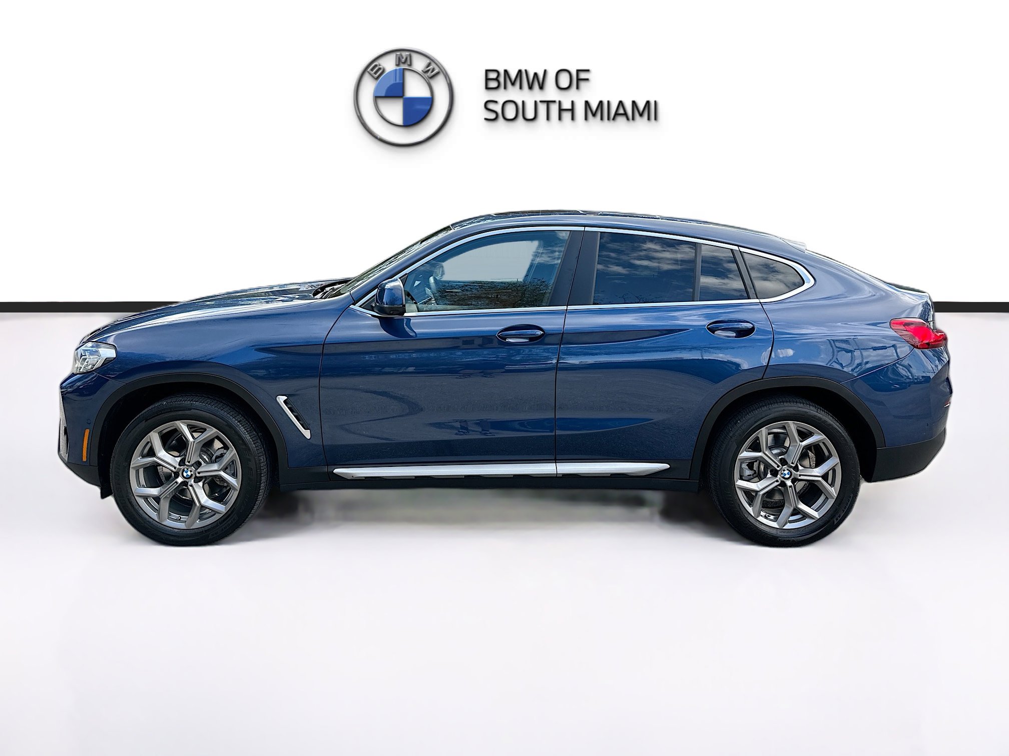 Certified 2025 BMW X4 xDrive30i image 4