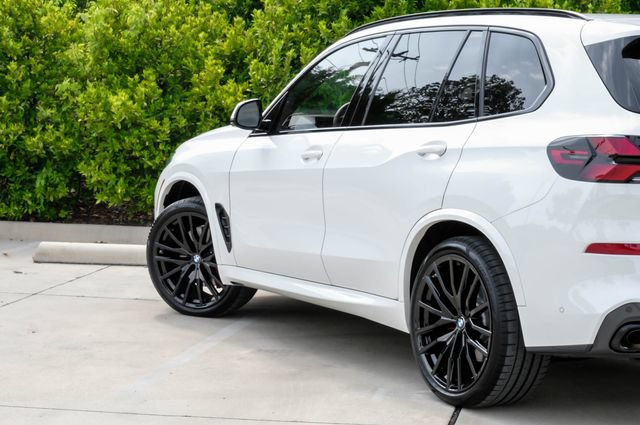 Used 2026 BMW X5 xDrive40i w/ M Sport Package AWD/4WD image 13
