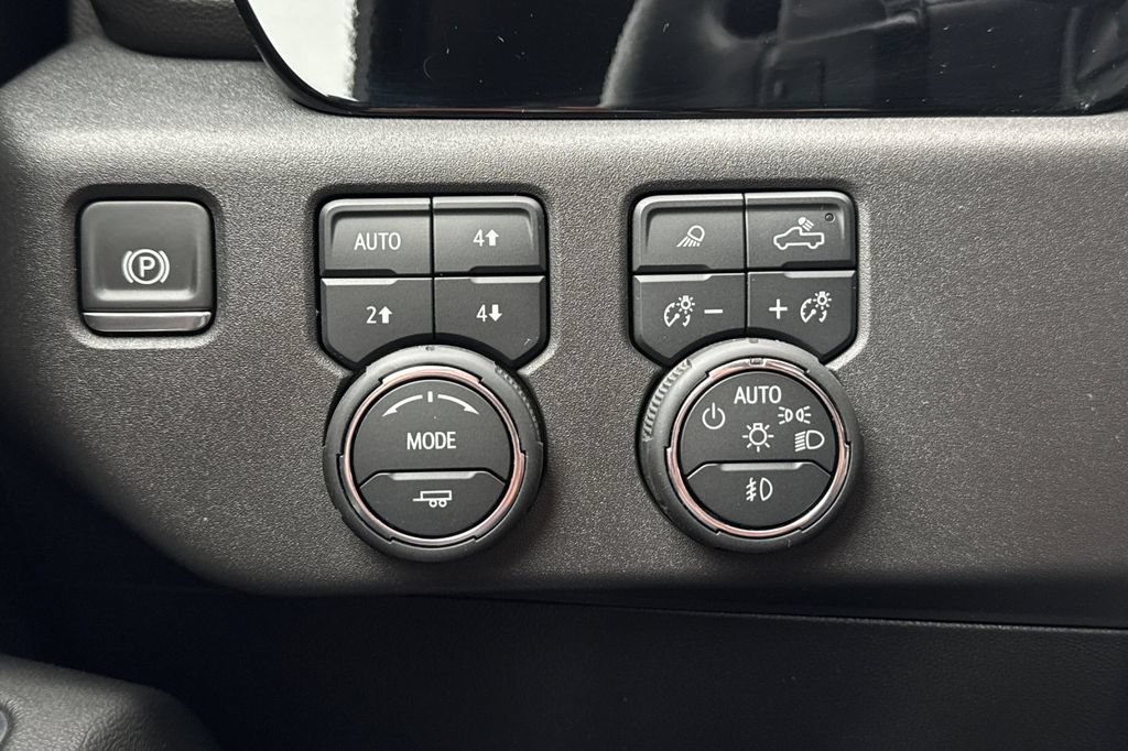 Used 2024 Chevrolet Silverado 1500 LT Trail Boss w/ LT Trail Boss Premium Package AWD/4WD image 32