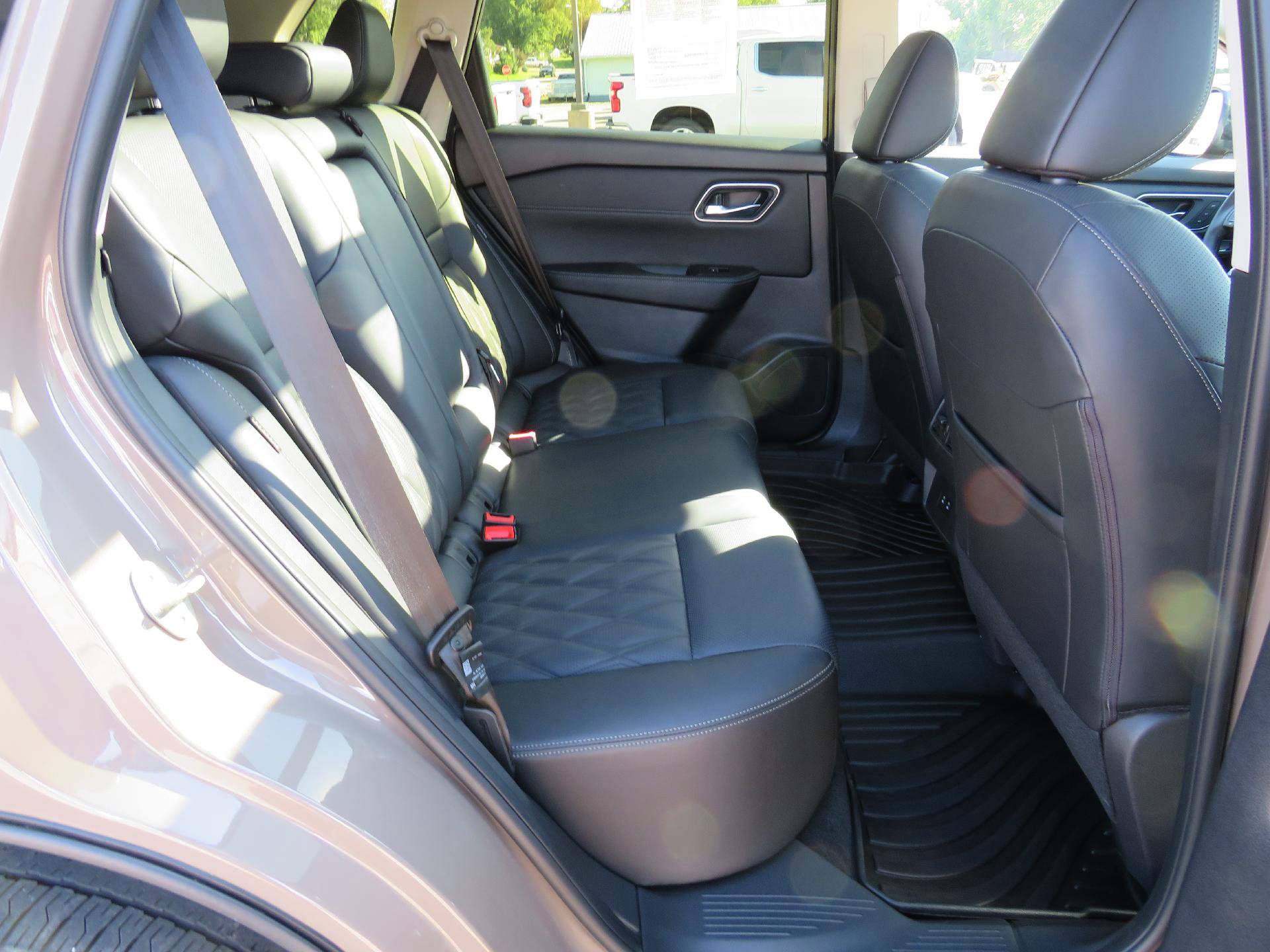 Used 2024 Nissan Rogue Platinum image 11