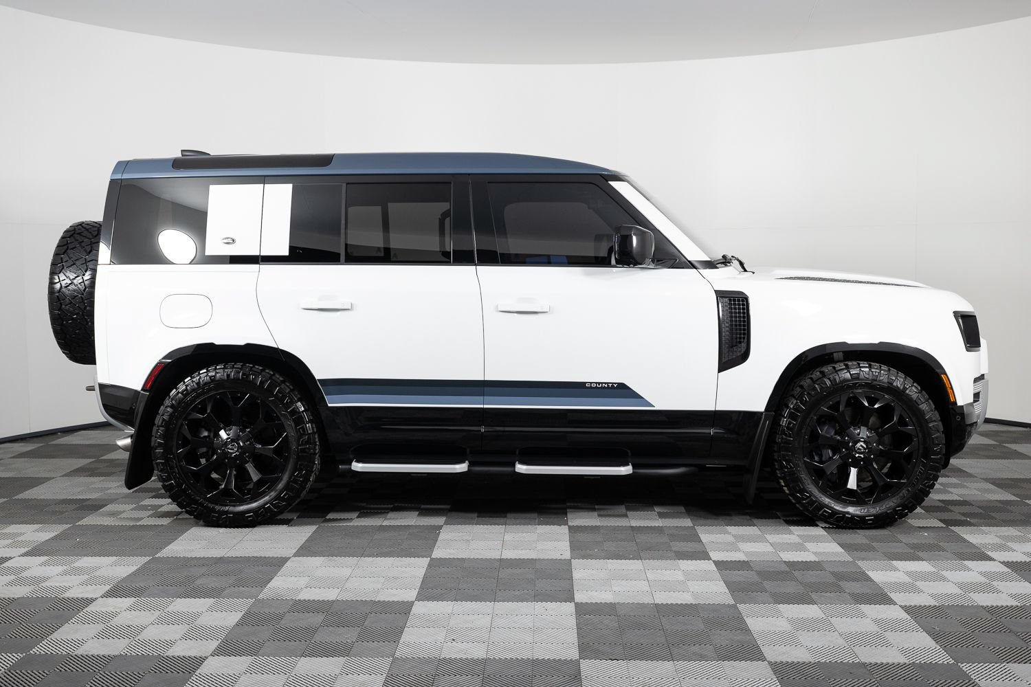 Used 2024 Land Rover Defender 110 SE AWD/4WD image 8