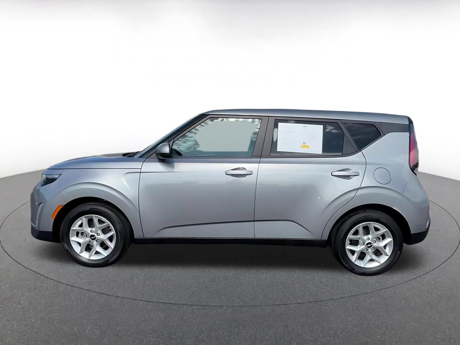 Used 2025 Kia Soul LX w/ LX Technology Package FWD image 9