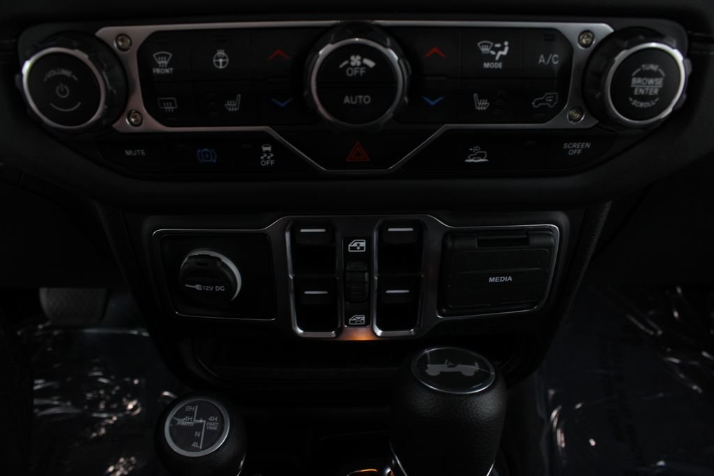 Used 2025 Jeep Wrangler Unlimited Sahara AWD/4WD image 6
