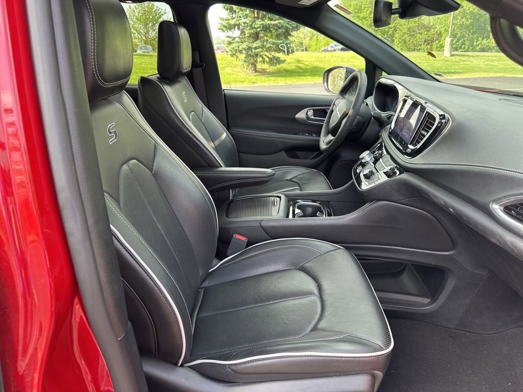 Certified 2025 Chrysler Pacifica Limited FWD image 19