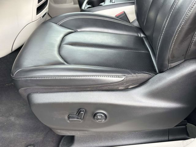 Used 2023 Chrysler Pacifica Touring-L FWD image 5