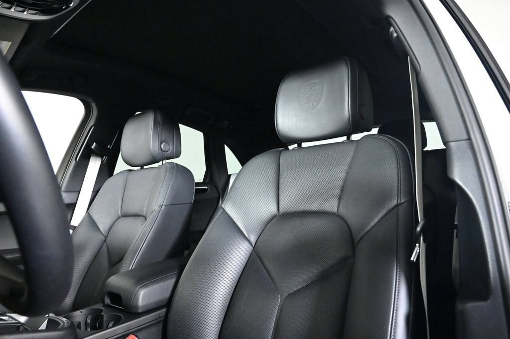Certified 2023 Porsche Macan AWD/4WD image 5