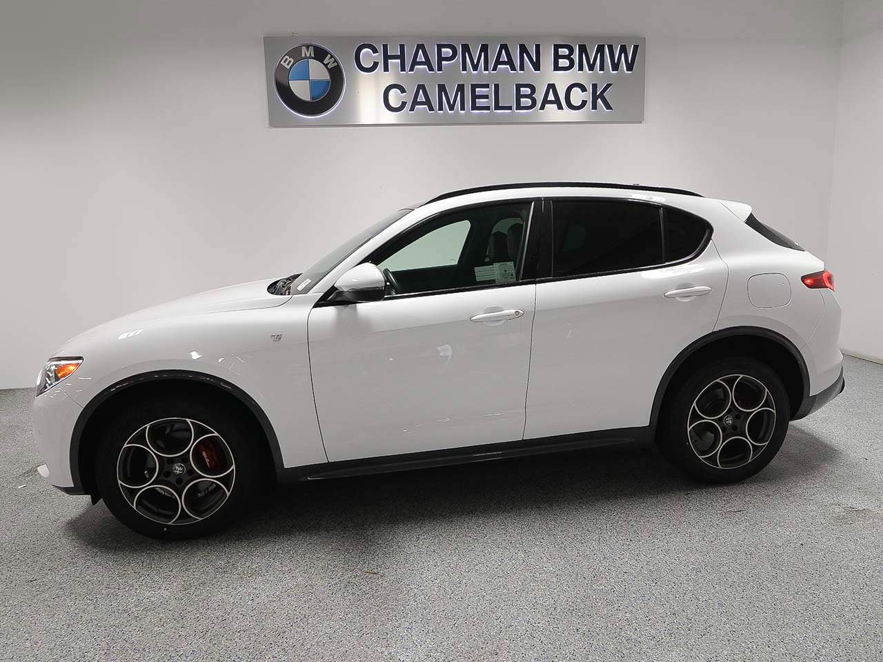 Used 2023 Alfa Romeo Stelvio Ti AWD/4WD image 3