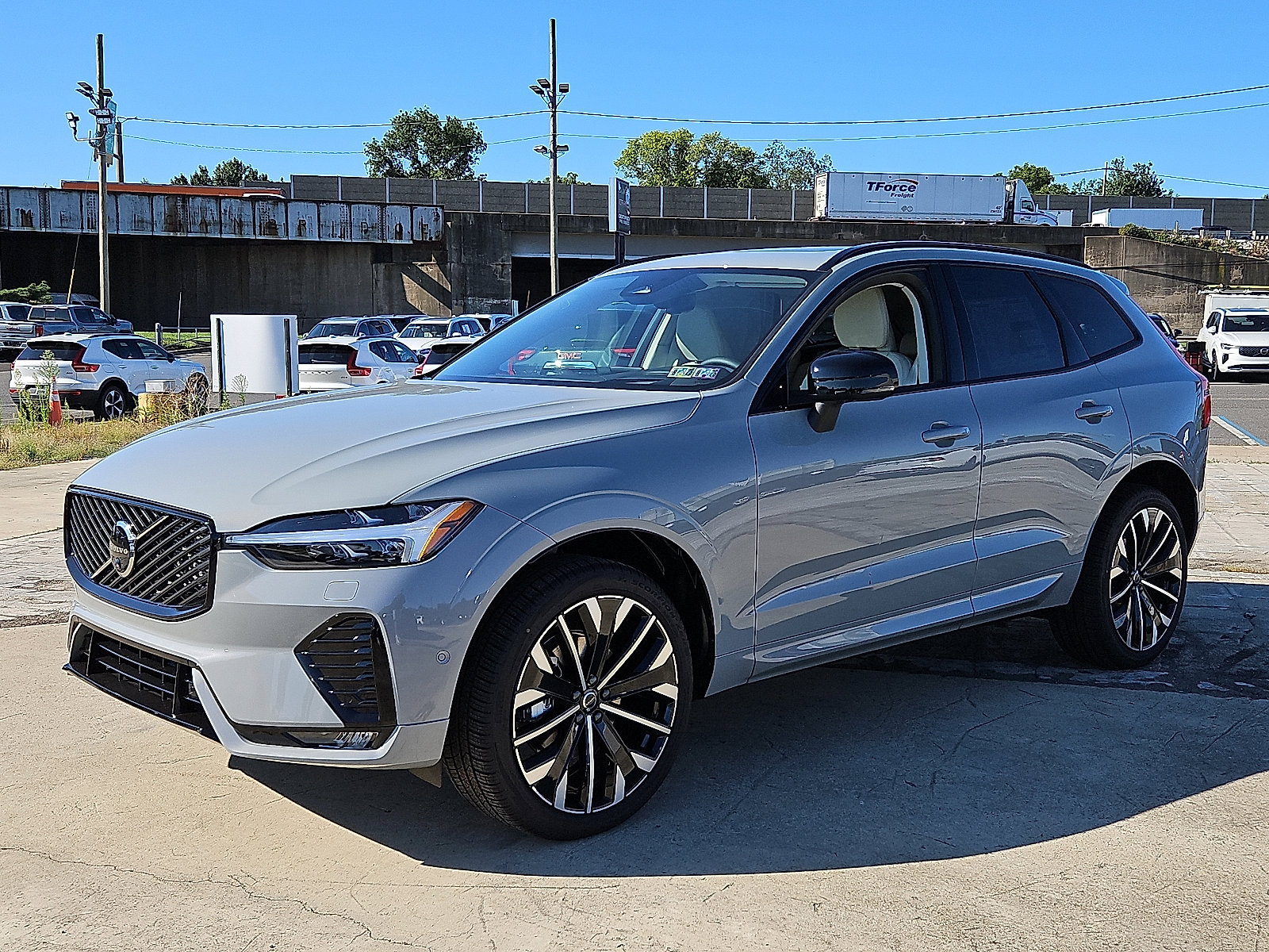 New 2026 Volvo XC60 B5 Ultra w/ Protection Package Premier AWD/4WD image 3