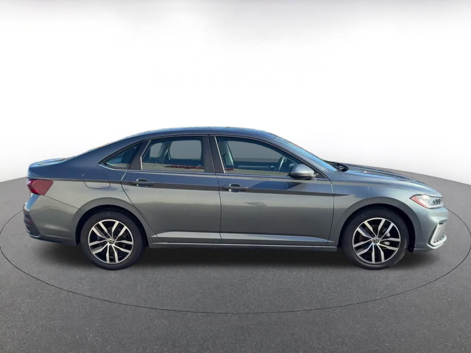 Used 2025 Volkswagen Jetta SE image 16