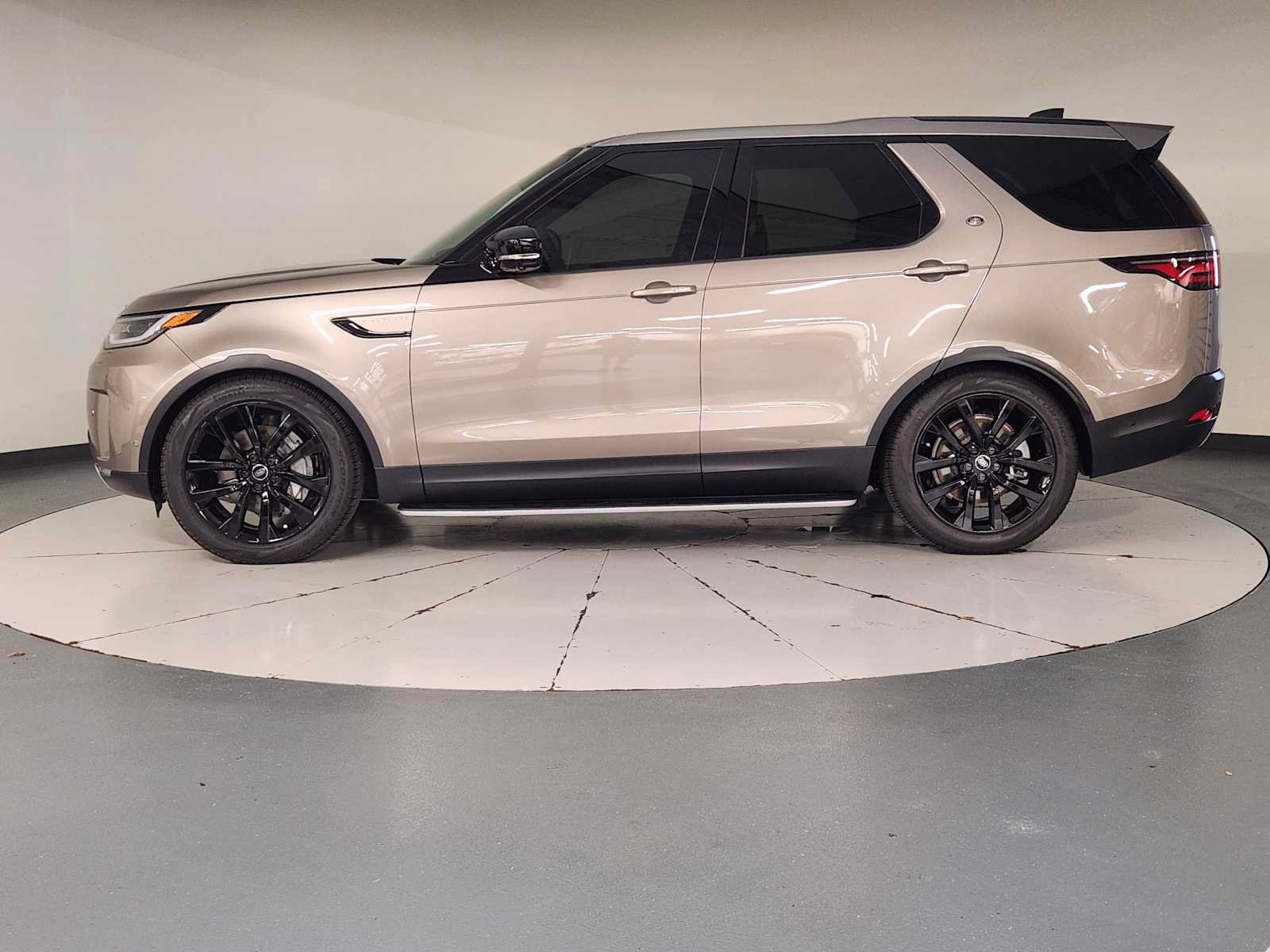 Used 2026 Land Rover Discovery S AWD/4WD image 5