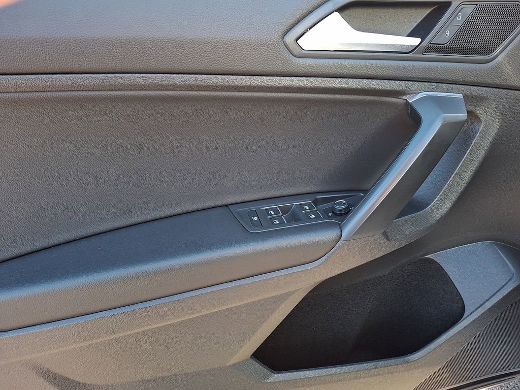 Used 2021 Volkswagen Tiguan SE image 8