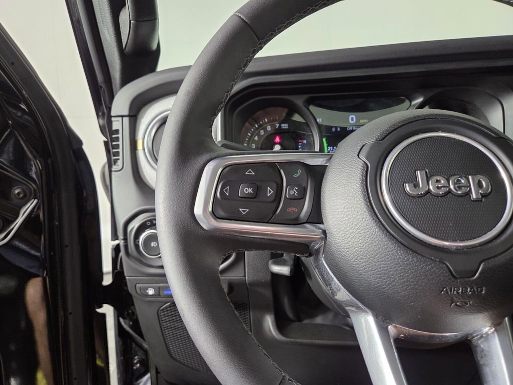 Used 2025 Jeep Wrangler Unlimited Sahara w/ Safety Group AWD/4WD image 16