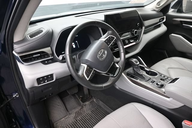 Certified 2024 Toyota Highlander Limited AWD/4WD image 11