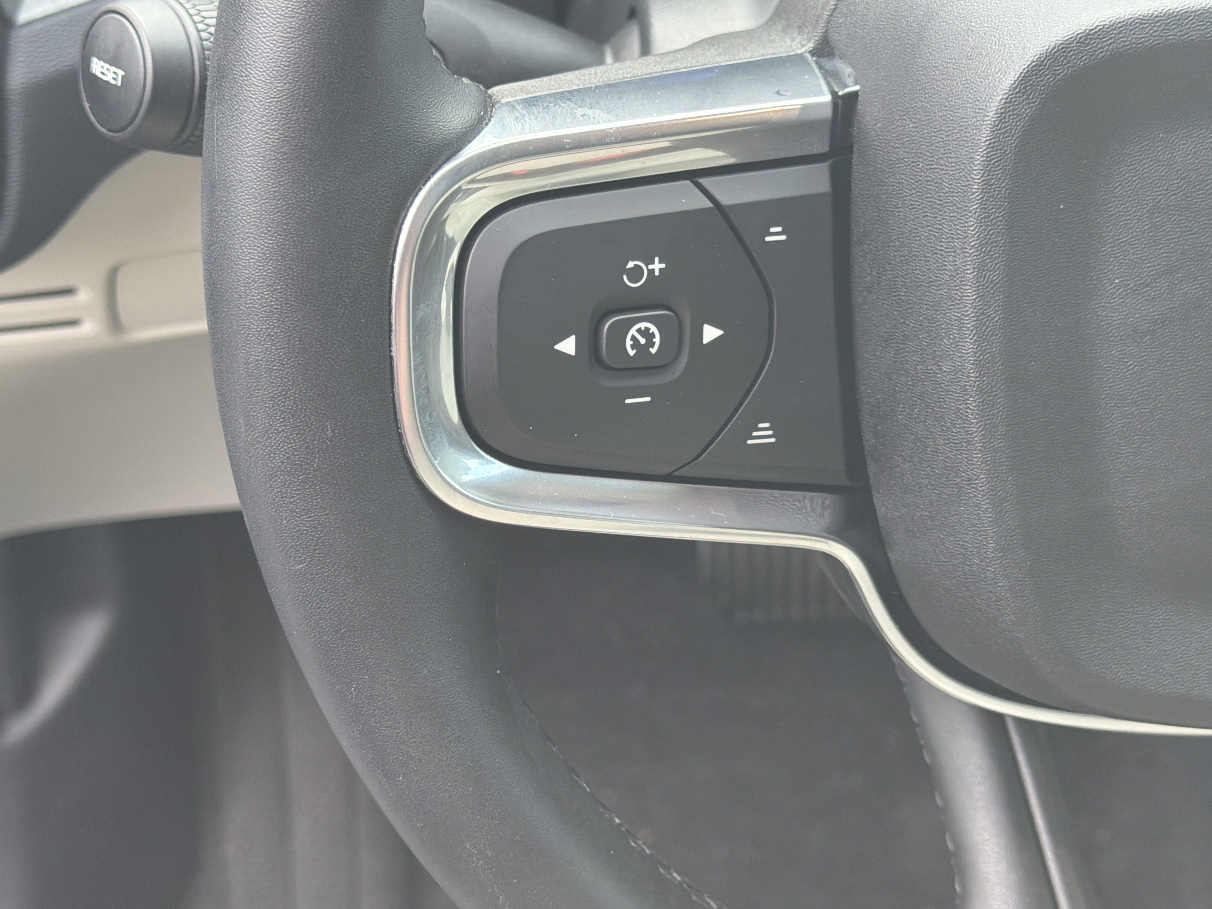 Certified 2025 Volvo XC40 B5 Plus AWD/4WD image 19