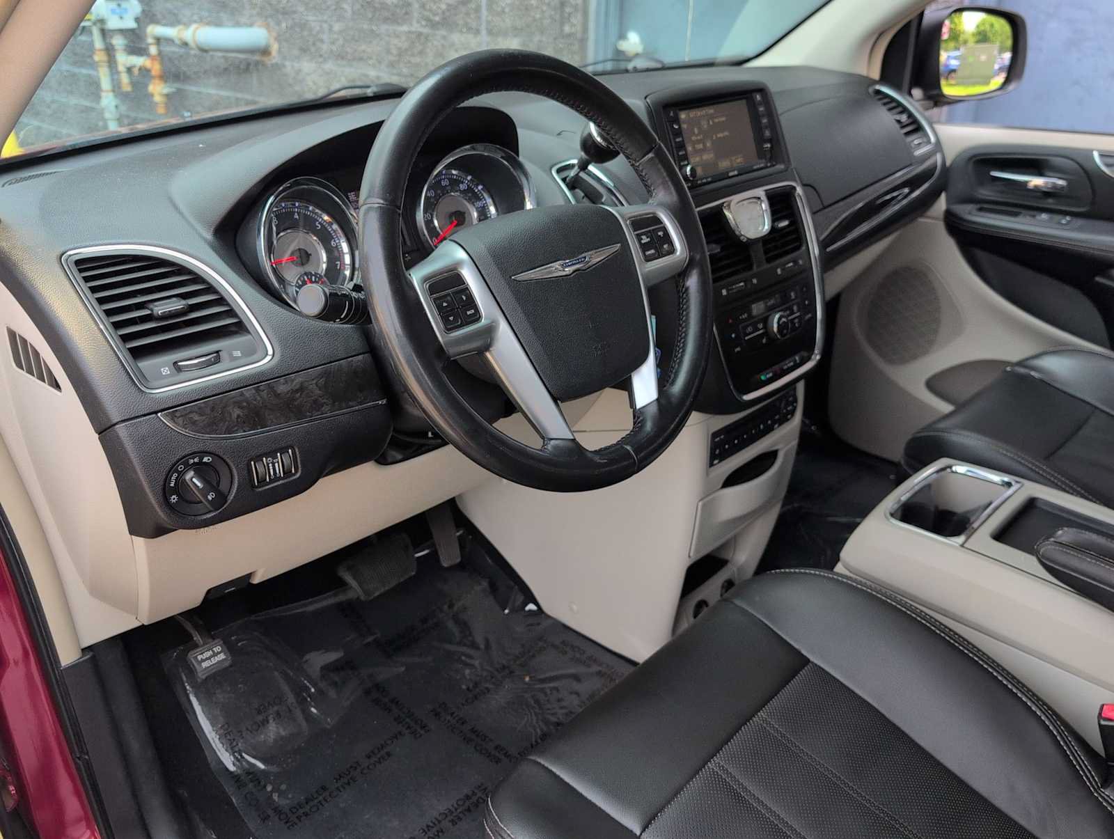 Used 2011 Chrysler Town & Country Touring-L w/ Entertainment Group #2 FWD image 10