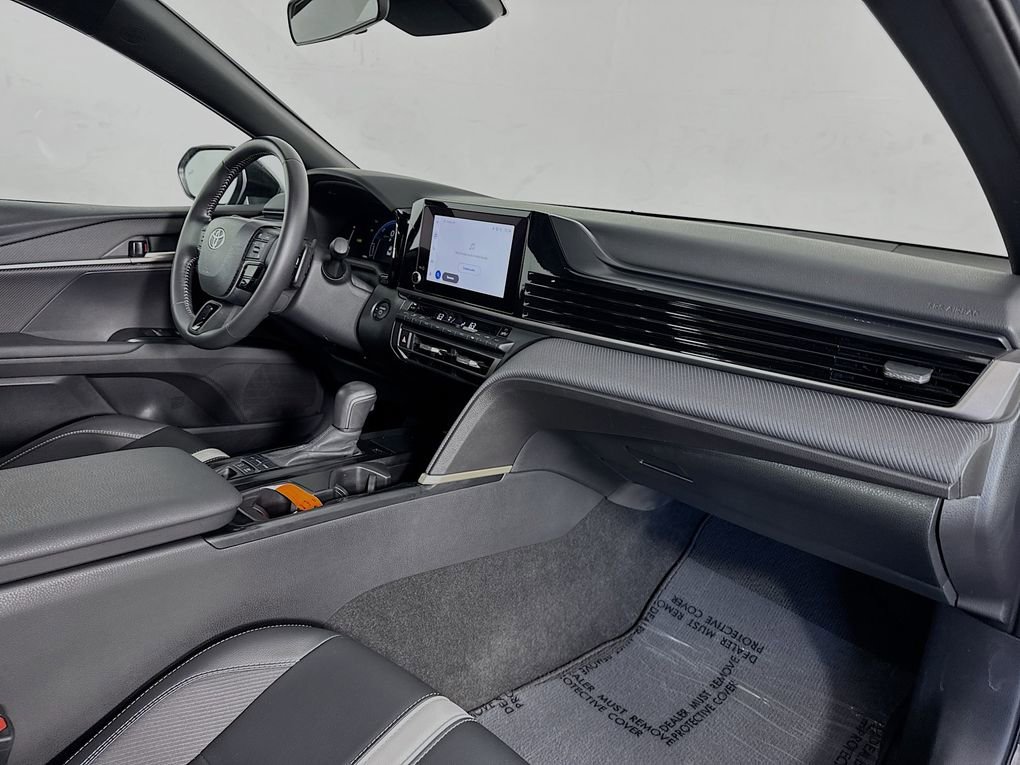Used 2025 Toyota Camry SE image 32