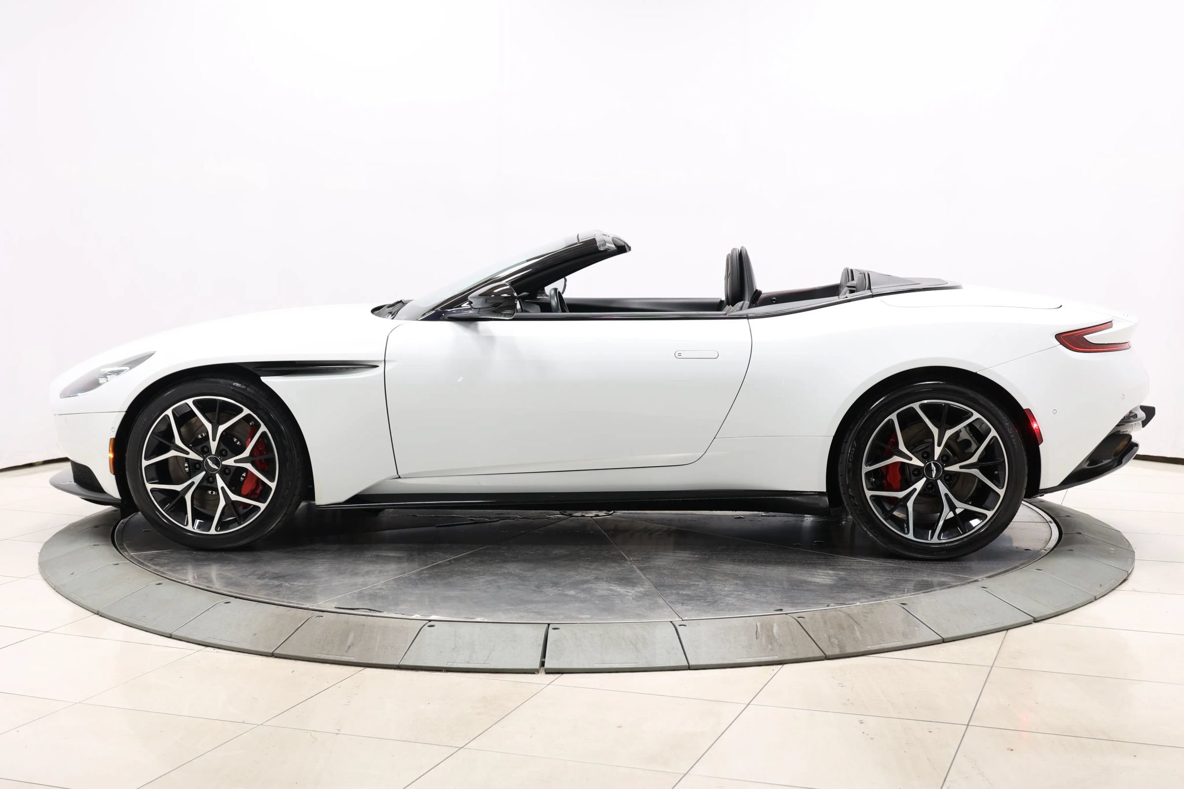 Used 2019 Aston Martin DB11 Volante RWD image 10