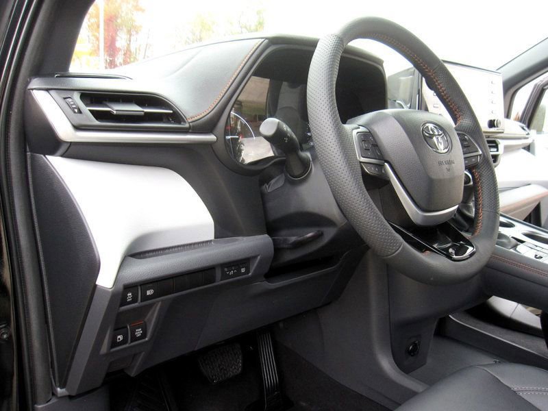 Used 2023 Toyota Sienna XSE image 19