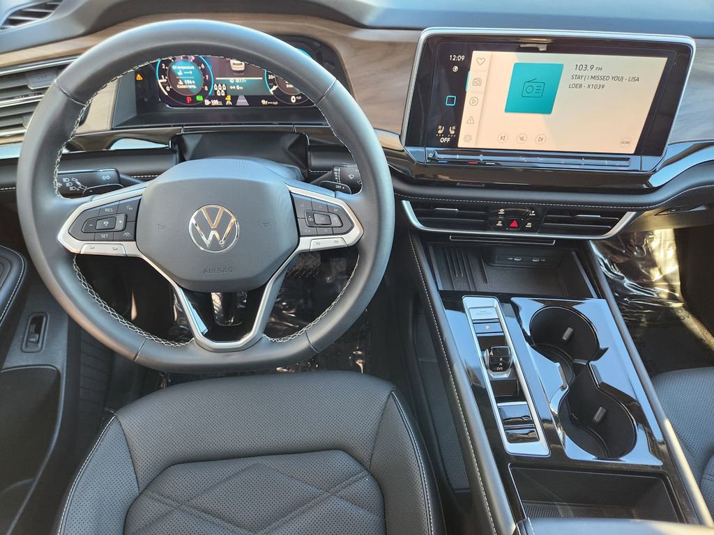 Used 2025 Volkswagen Atlas SE image 2