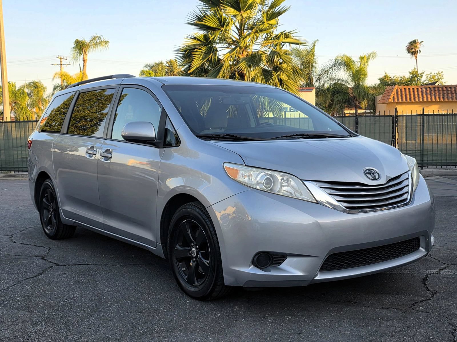 Used 2015 Toyota Sienna LE FWD image 2