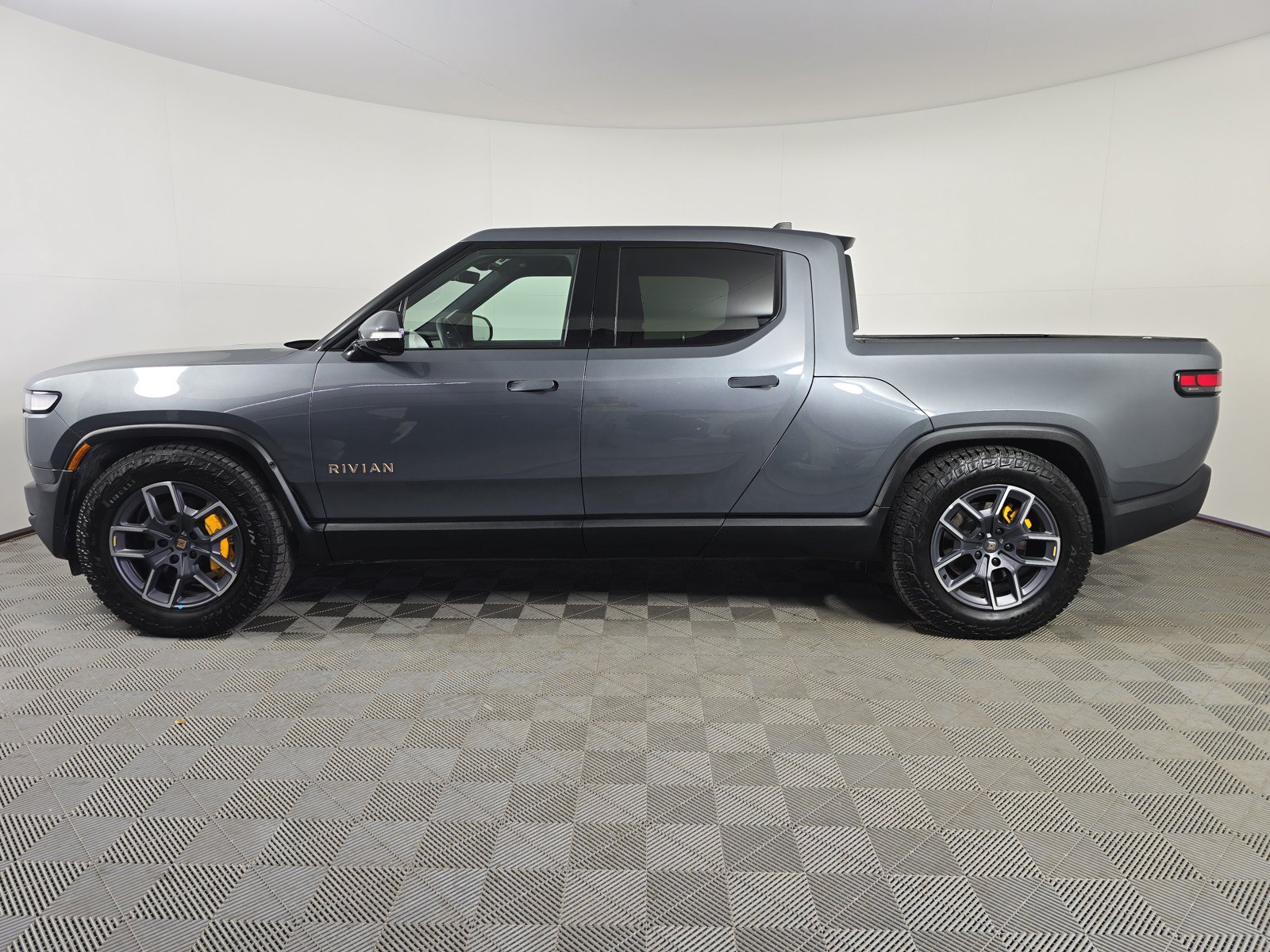 Used 2024 Rivian R1T Adventure AWD/4WD image 2