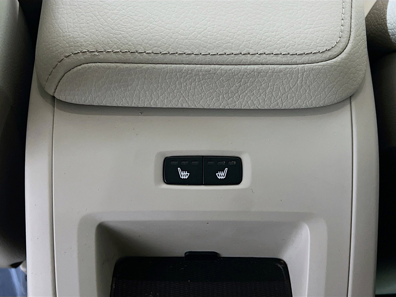 Used 2021 Volvo XC60 T5 Momentum w/ Protection Package Premier image 18