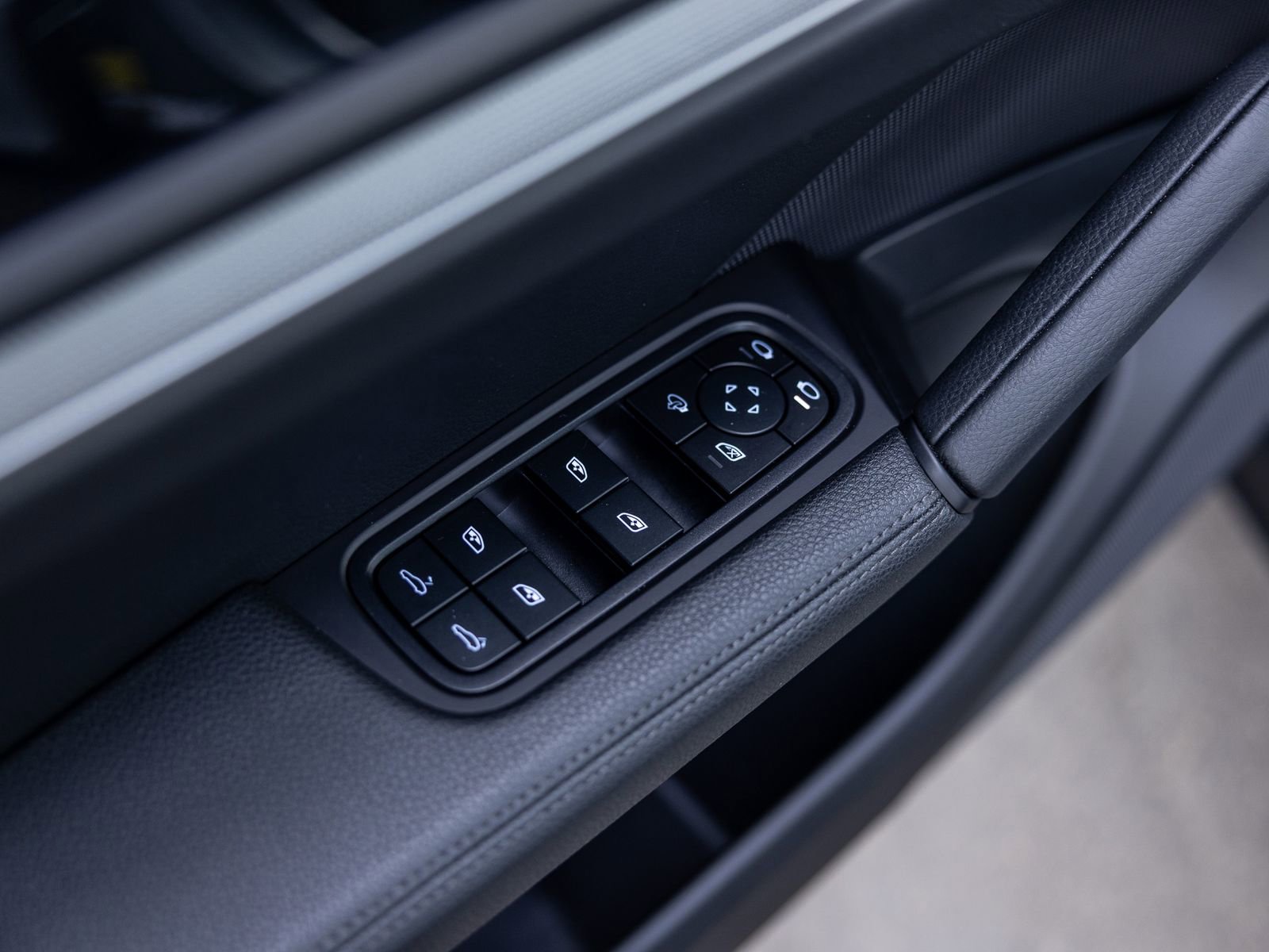 Certified 2025 Porsche Cayenne image 35