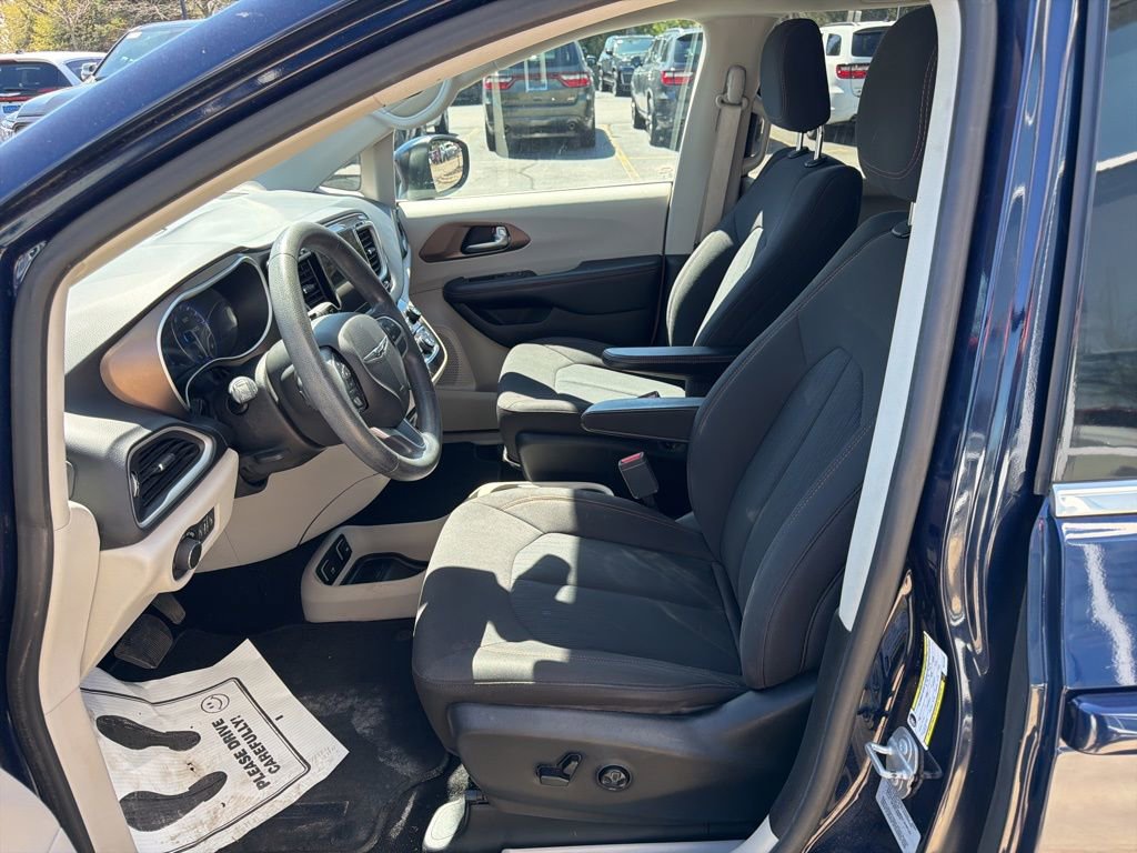 Used 2017 Chrysler Pacifica Touring FWD image 7