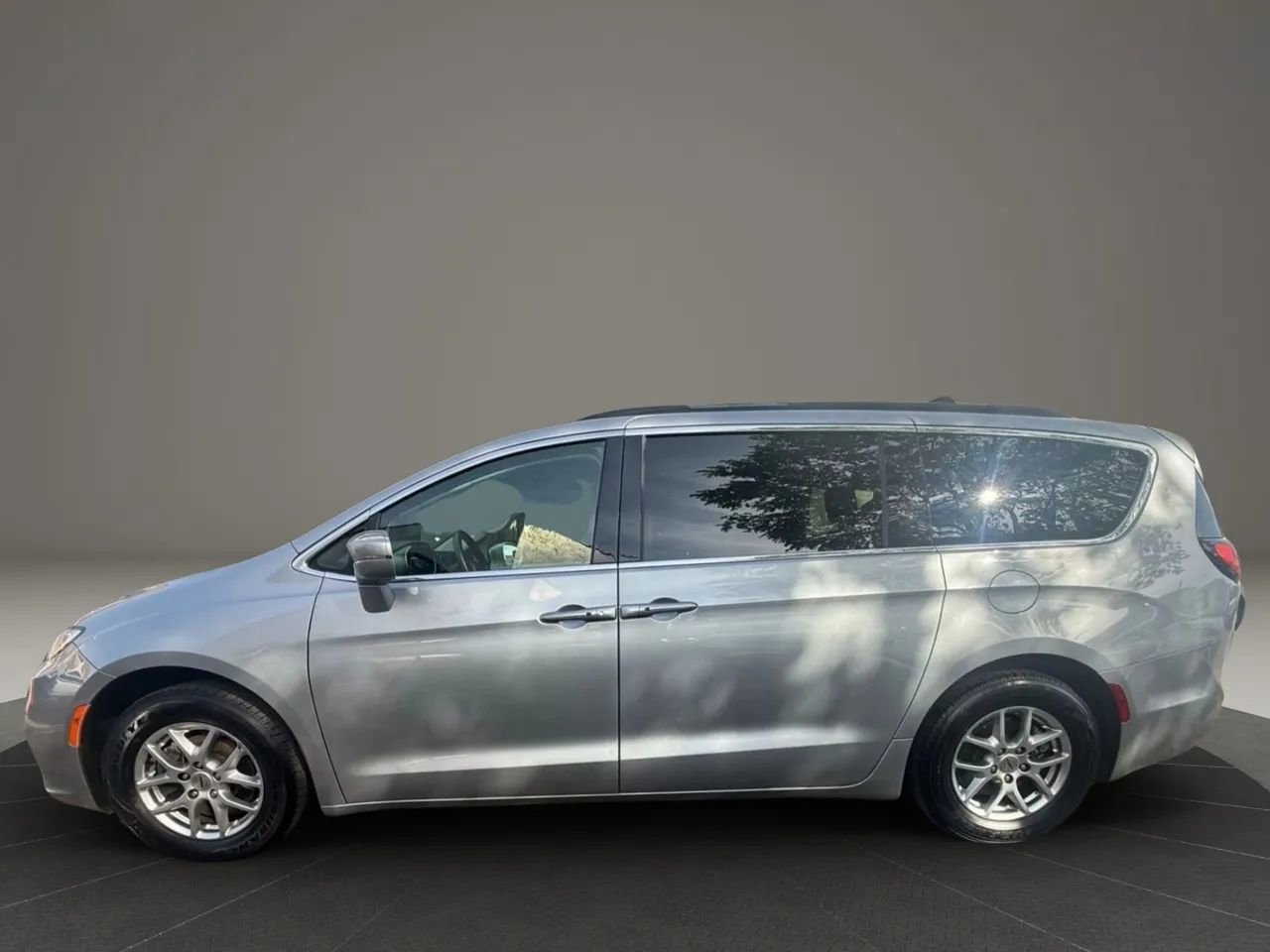 Used 2021 Chrysler Pacifica Touring w/ Uconnect Theater Family Group image 8