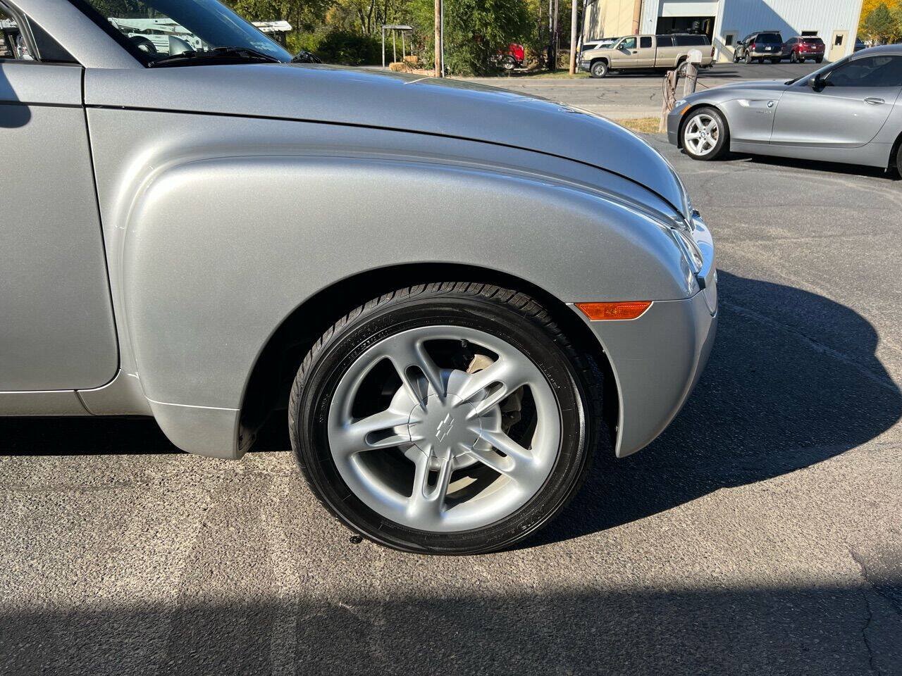 Used 2004 Chevrolet SSR w/ Preferred Equipment Group RWD image 38