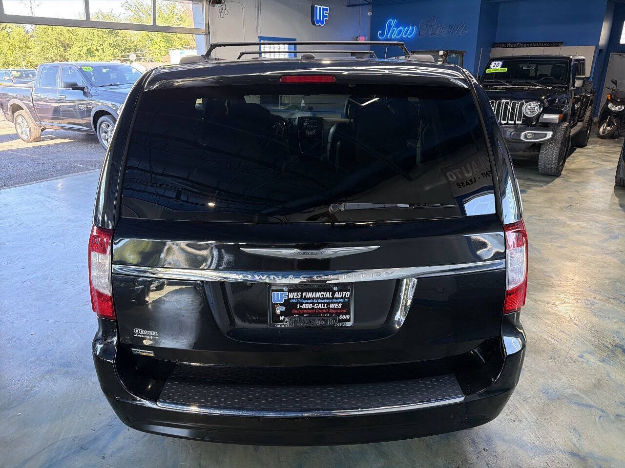 Used 2016 Chrysler Town & Country Touring FWD image 10