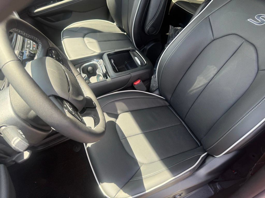 New 2027 Chrysler Pacifica Limited w/ Family Tech Group FWD image 17