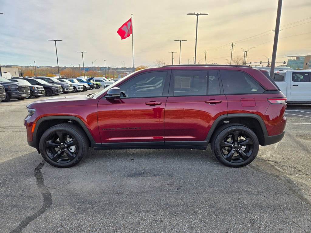 Used 2025 Jeep Grand Cherokee Limited w/ Black Appearance Package image 7