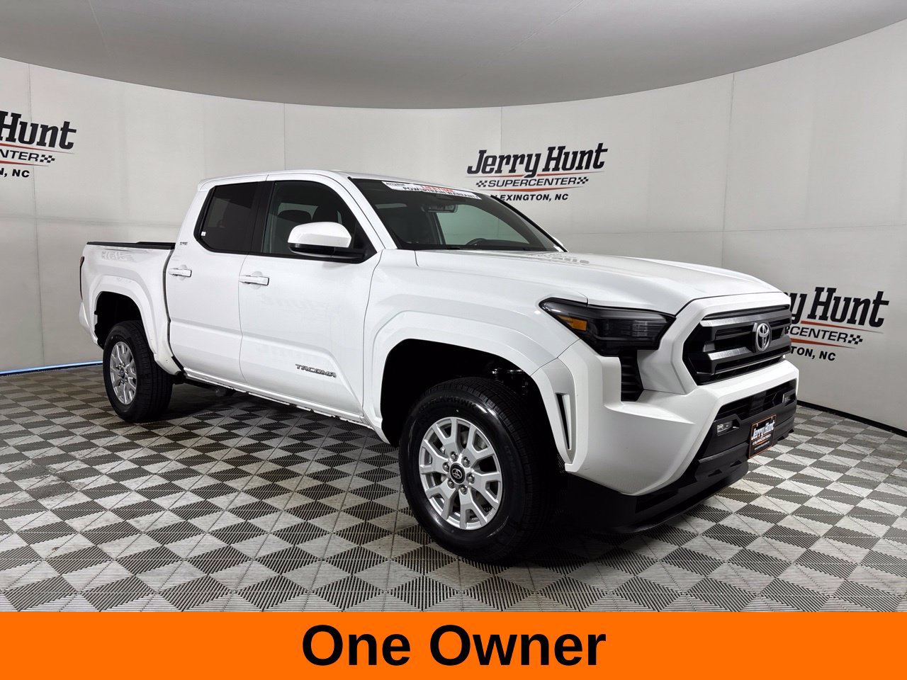 Used 2024 Toyota Tacoma SR5 AWD/4WD image 4