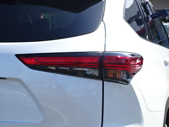 Used 2022 Toyota Highlander XLE FWD image 12