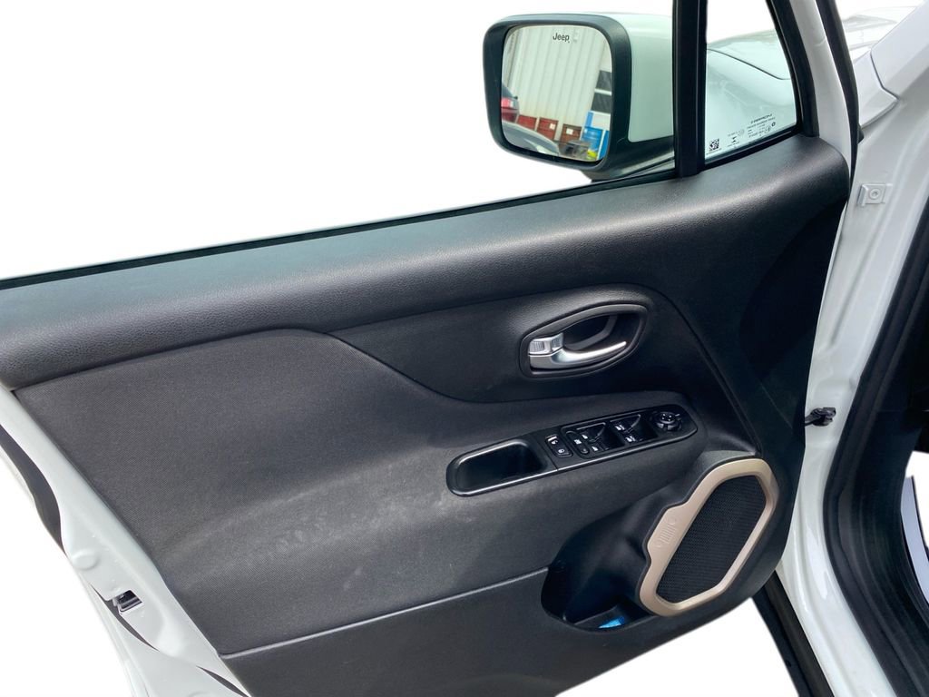 Used 2015 Jeep Renegade Latitude image 11